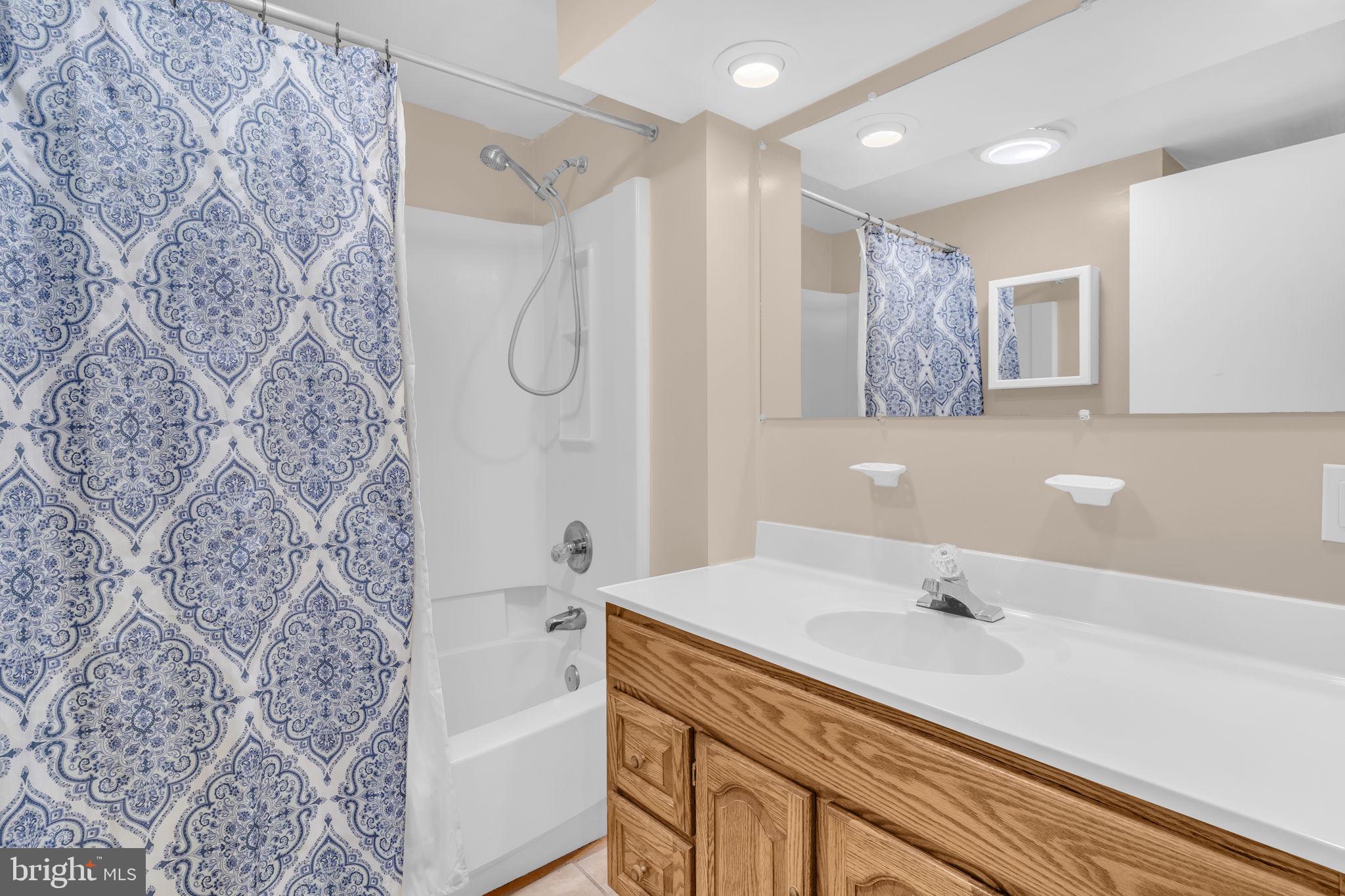 16500 Baden Naylor Road Brandywine, MD 20613 - Photo 28 of 37 a bathroom with a sink and a bathtub