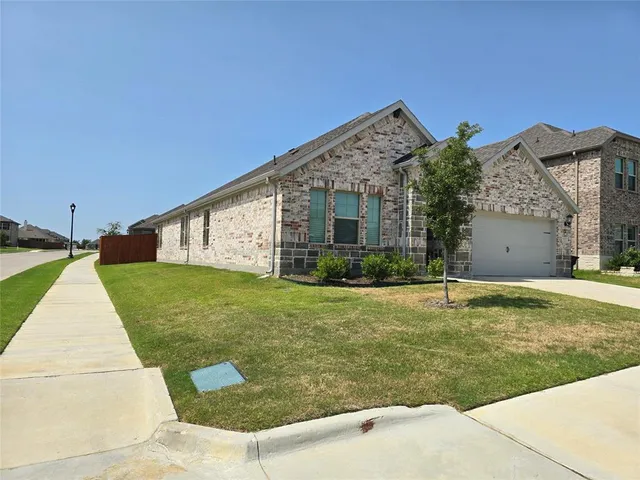 a view of a house with backyard and garden