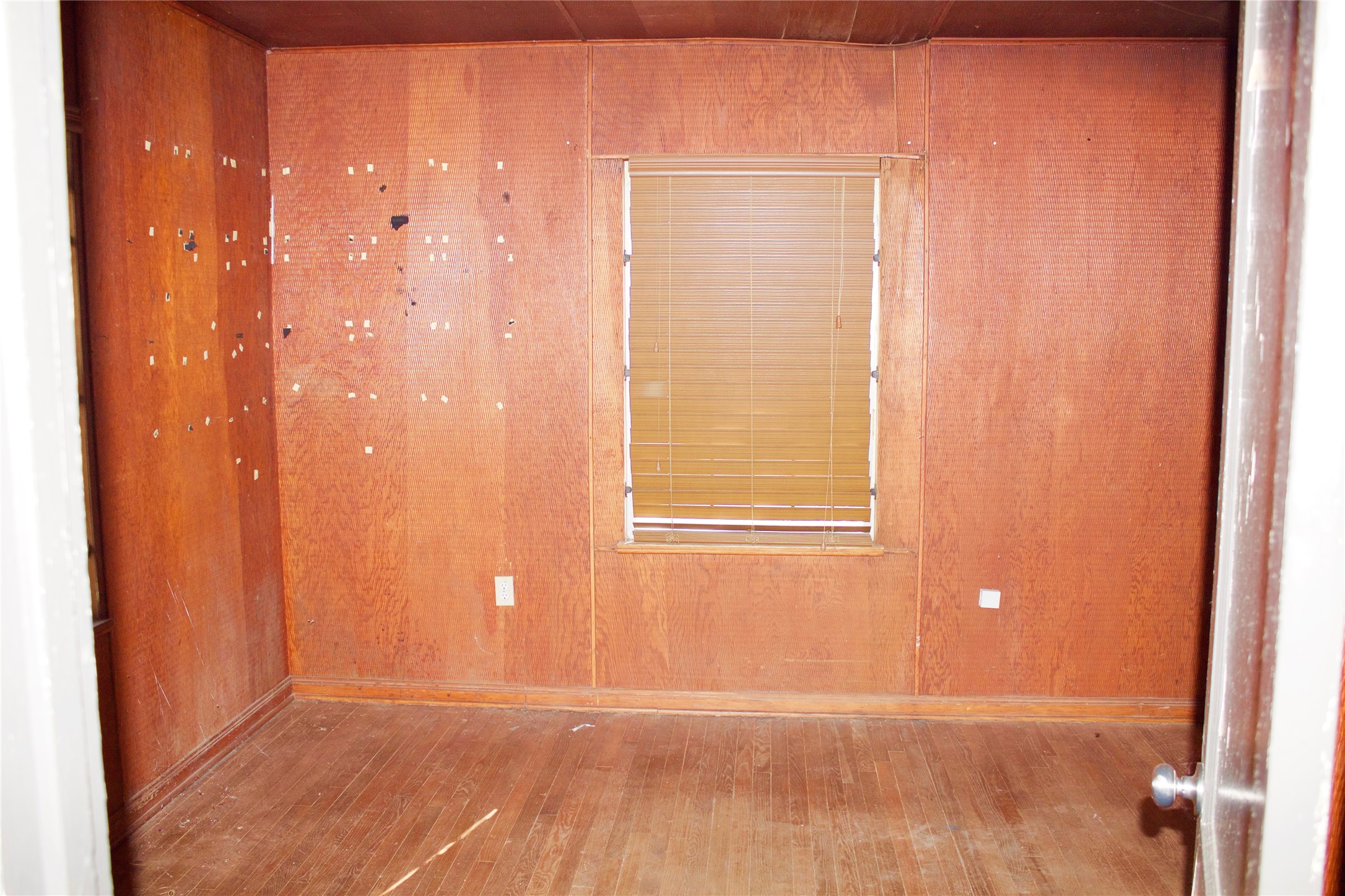 5218 Penfield Lane Houston, TX 77021 - Photo 10 of 11 a view of an empty room with a window
