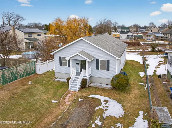 a view of a house with a backyard