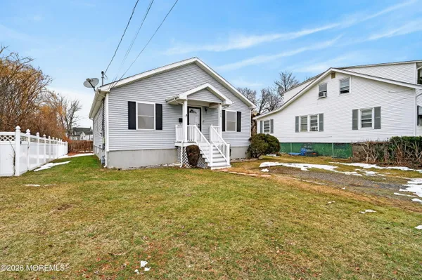 a view of a house with a yard