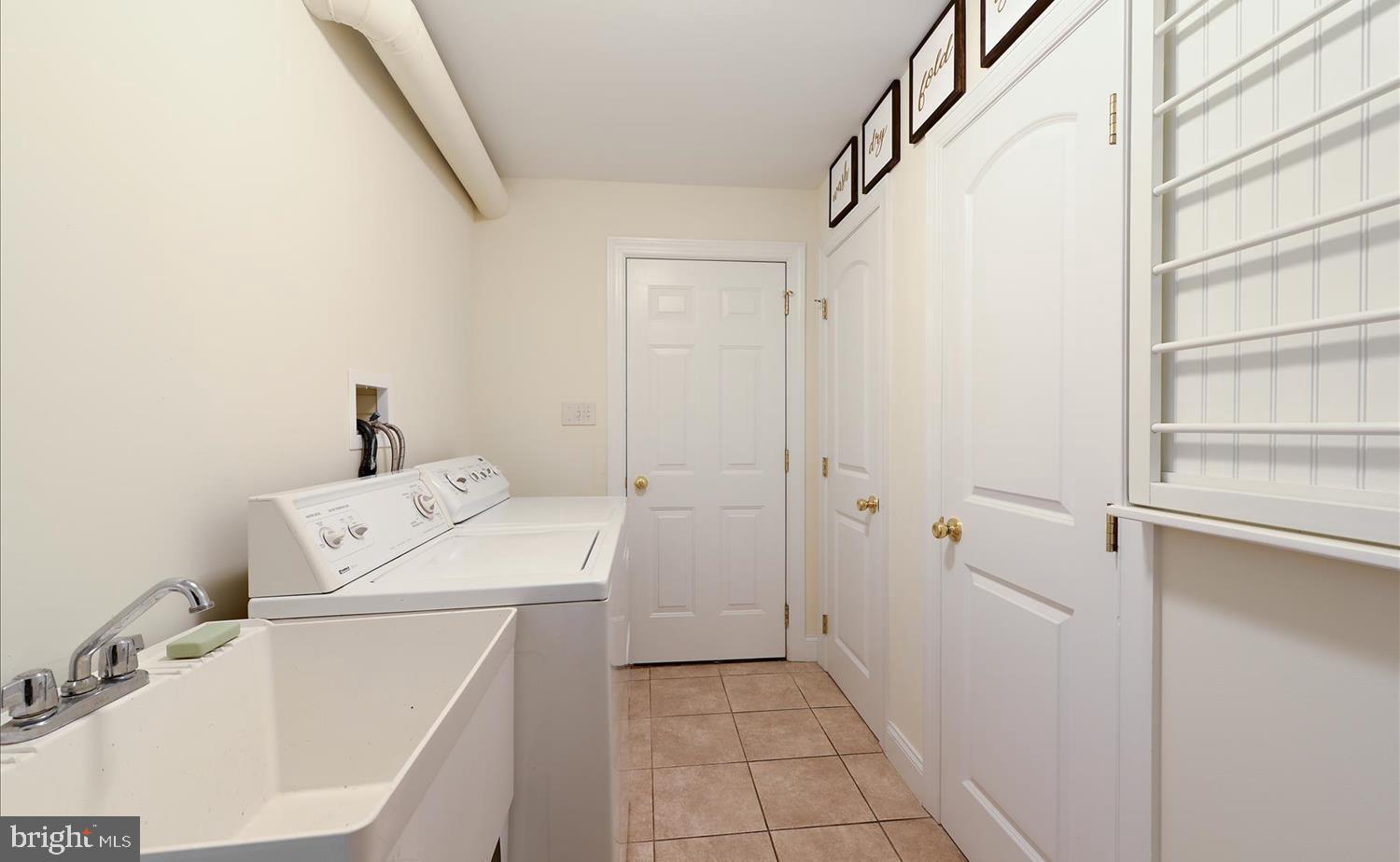9 Courtleigh Place Reading, PA 19606 - Photo 19 of 35 Family Entrance/Laundry Room