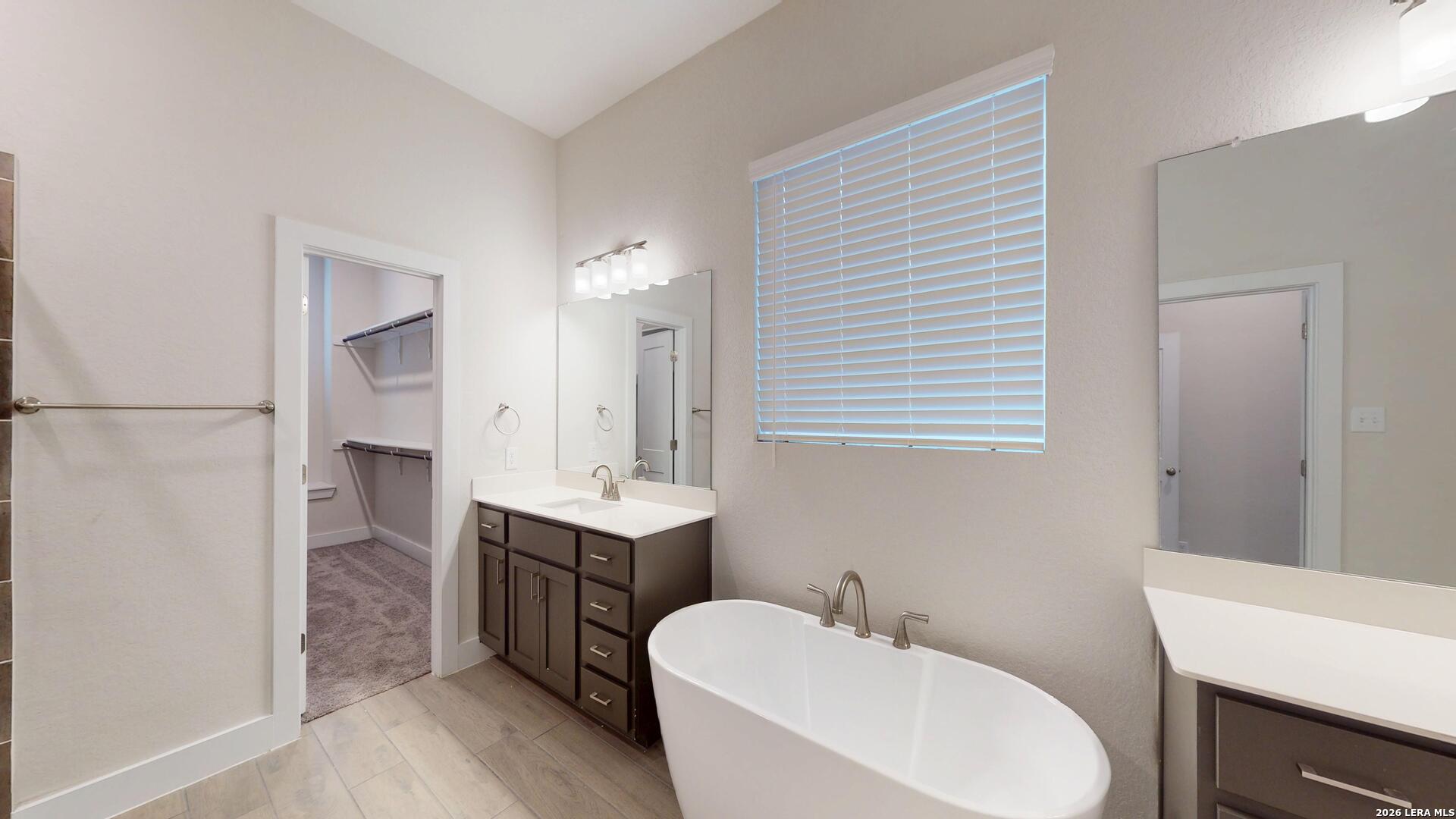 918 Rench New Braunfels, TX 78130 - Photo 20 of 41 a bathroom with a toilet a sink a mirror and a bathtub