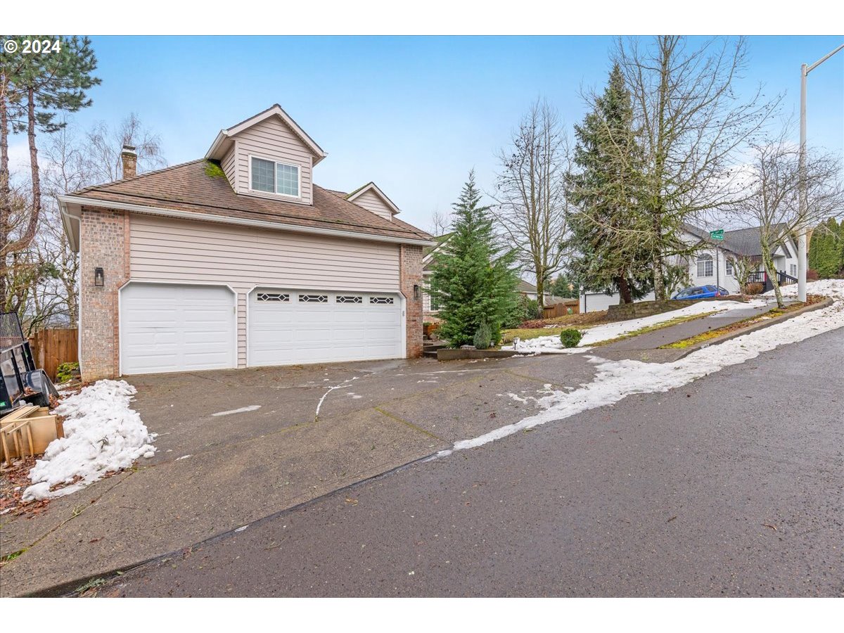 1812 Southwest Nancy Drive Gresham, OR 97080 - Photo 2 of 39 a front view of a house with a yard