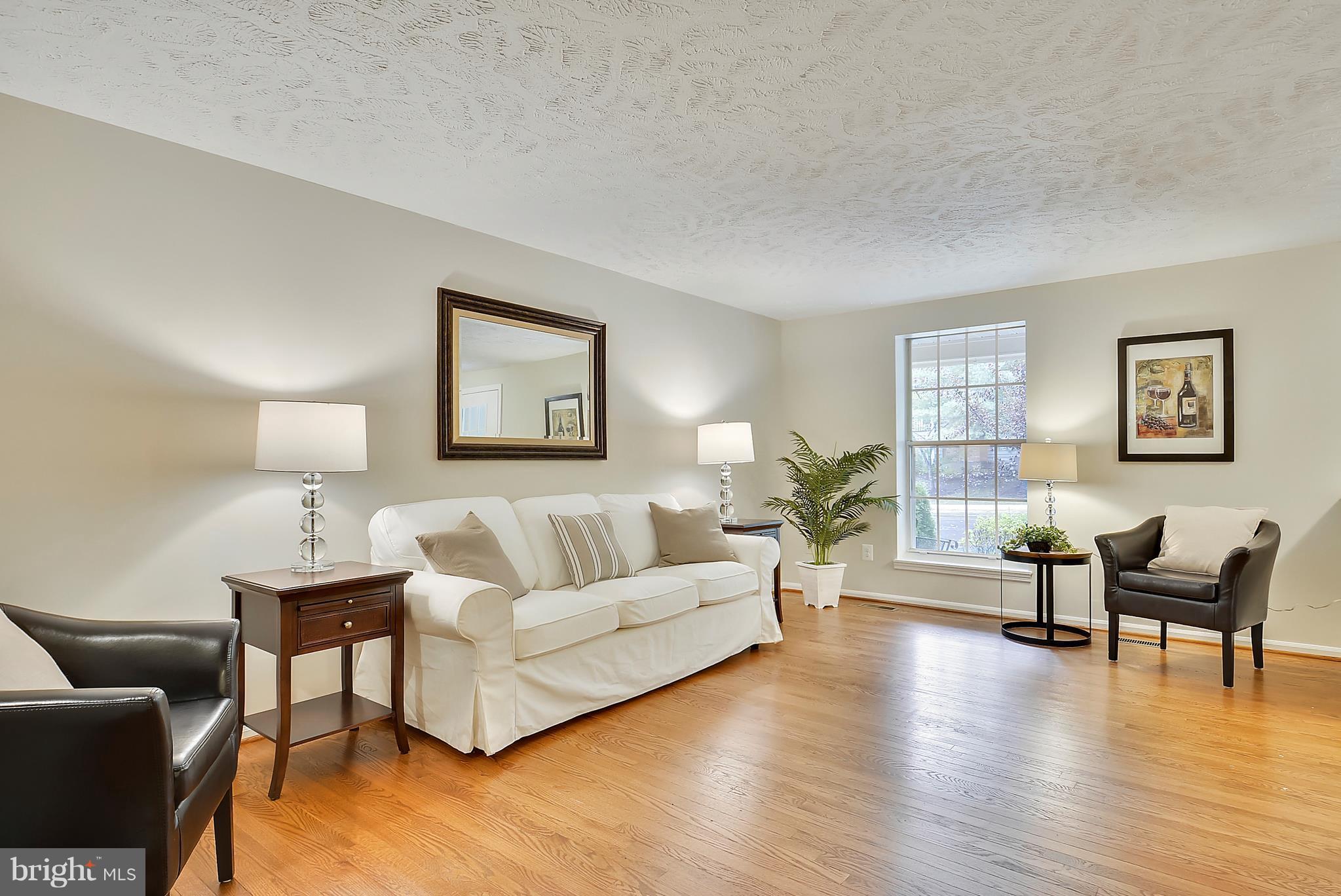 1539 Autumn Ridge Circle Reston, VA 20194 - Photo 4 of 24 Living Room