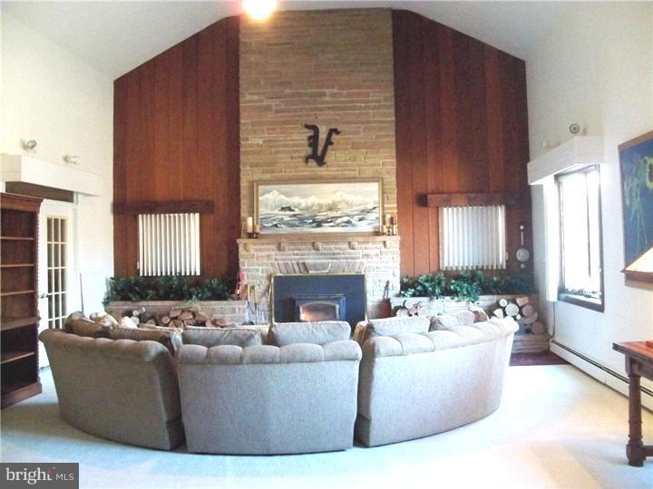 679 Juliustown Georgetown Road Jobstown, NJ 08041 - Photo 6 of 19 Living Room