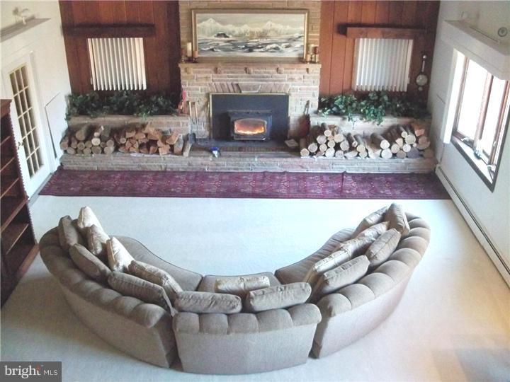 679 Juliustown Georgetown Road Jobstown, NJ 08041 - Photo 7 of 19 Living Room