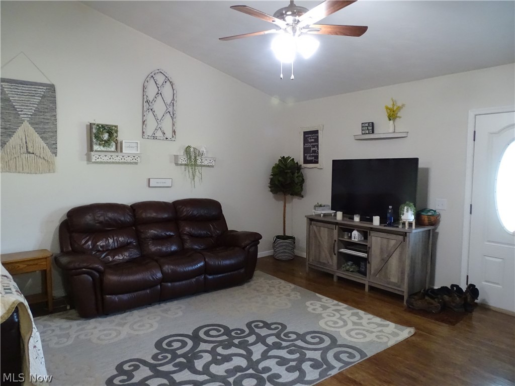 282 Low Meadow Road St. Marys, WV 26170 - Photo 3 of 13 Living Room