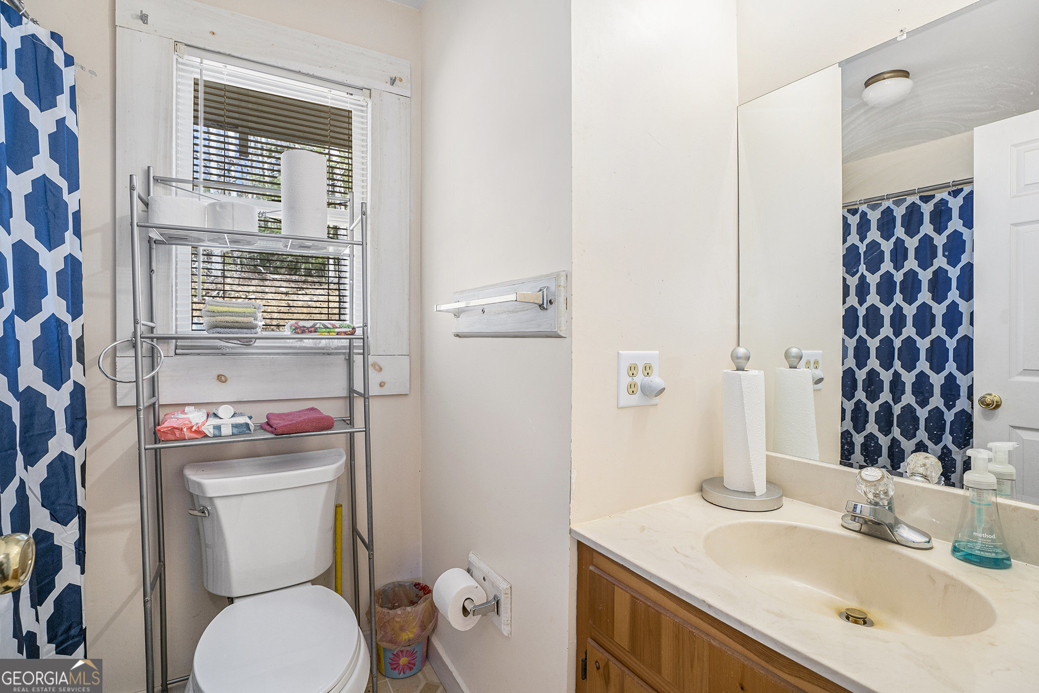 5622 Murray Cove Road Tiger, GA 30576 - Photo 18 of 39 a bathroom with a sink toilet and shower