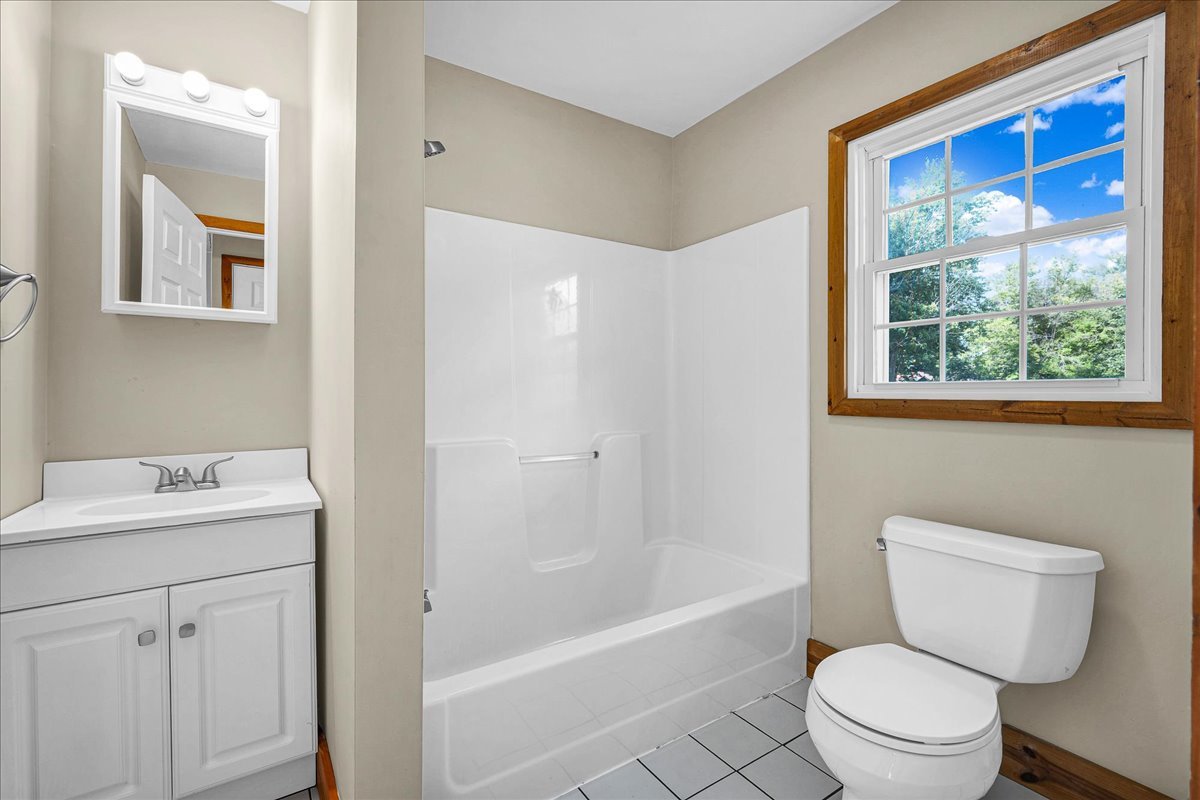 116 Lakeview Road East Galesburg, IL 61430 - Photo 25 of 36 a bathroom with a toilet a sink and a bathtub