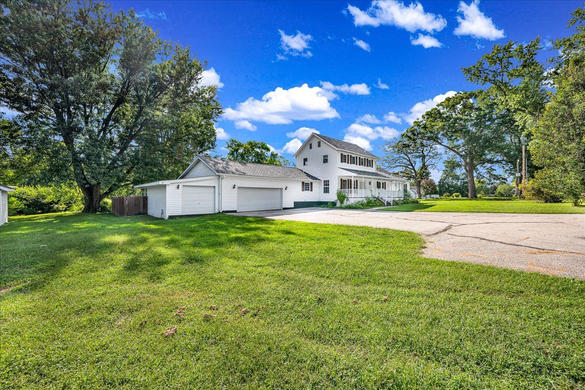116 Lakeview Road East Galesburg, IL 61430 - Photo 29 of 36 a front view of house with yard and trees