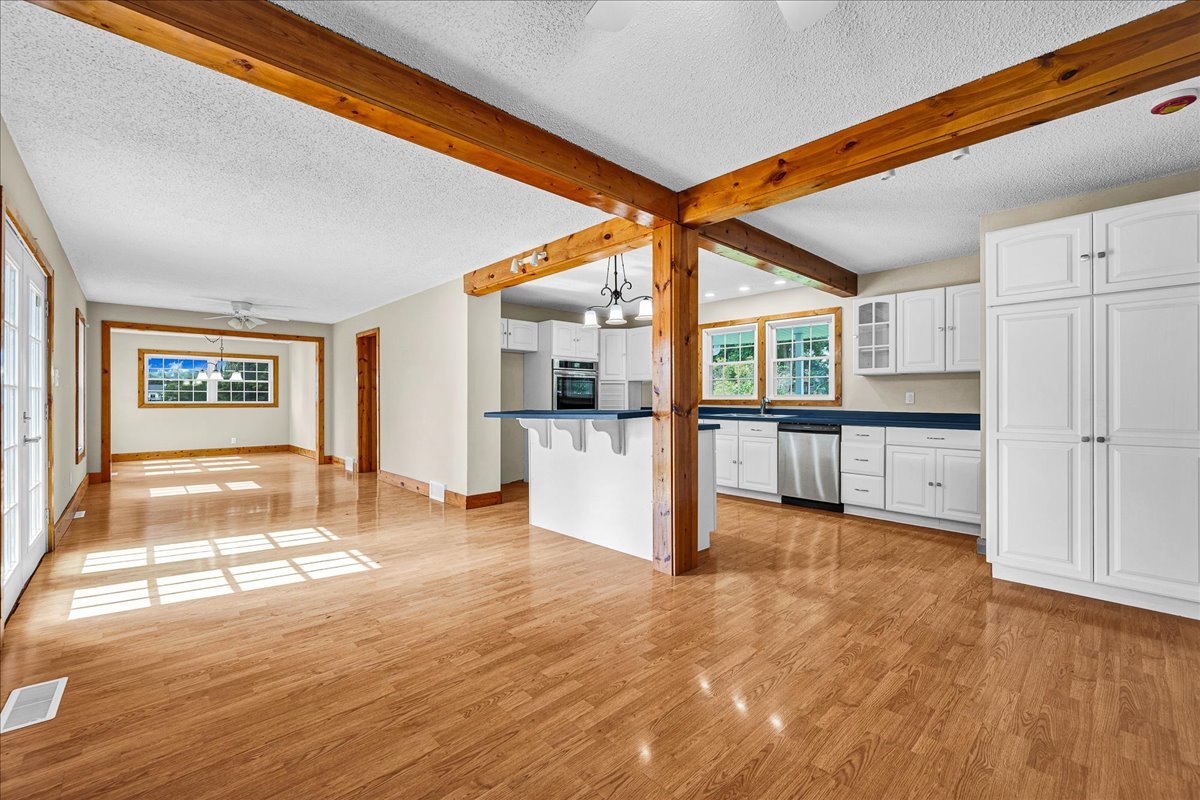 116 Lakeview Road East Galesburg, IL 61430 - Photo 7 of 36 a view of a living room