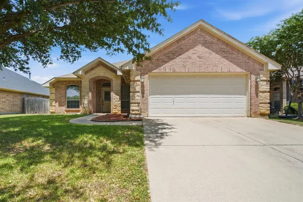 $307,900 | 301 Lottie Lane, Saginaw, TX 76179