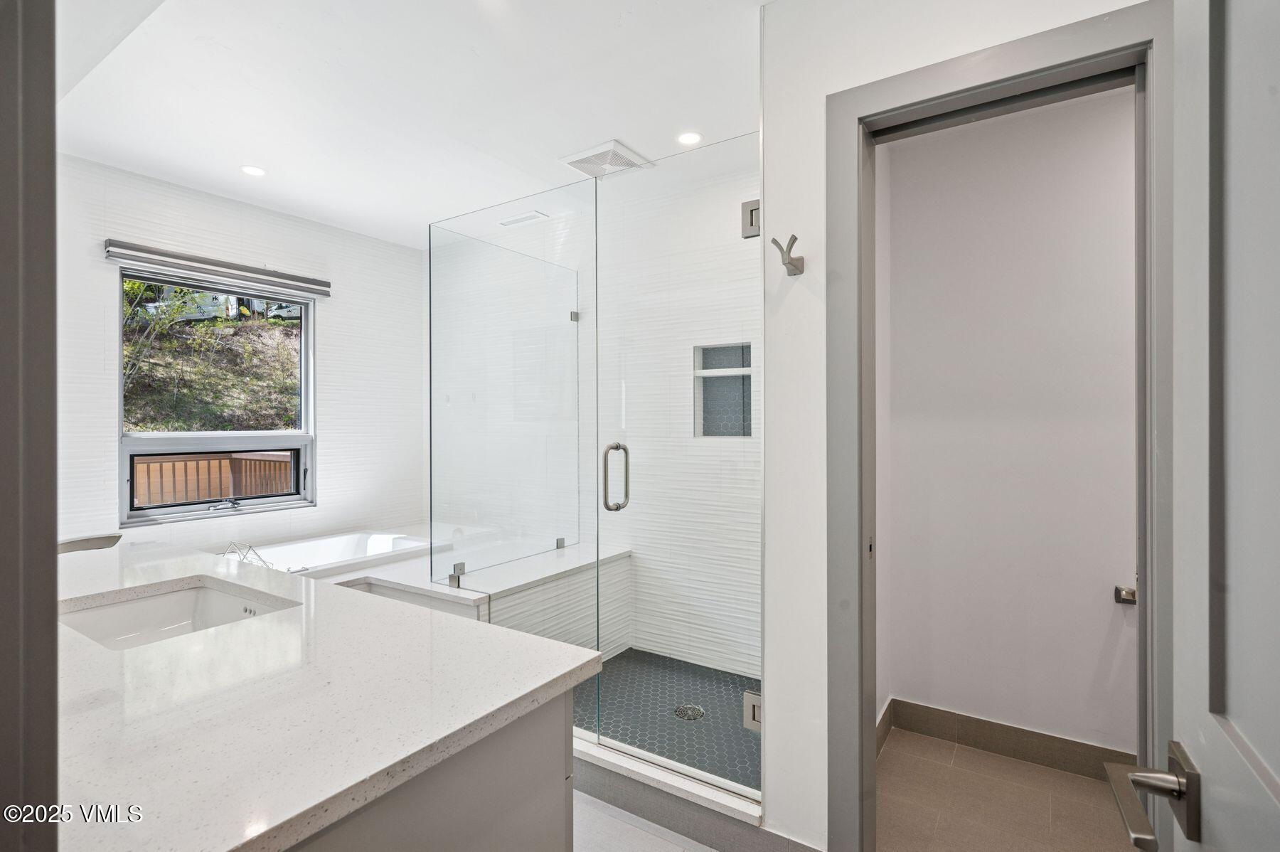 1650 Fall Ridge Road, Unit 120 Vail, CO 81657 - Photo 26 of 60 photo_online_023