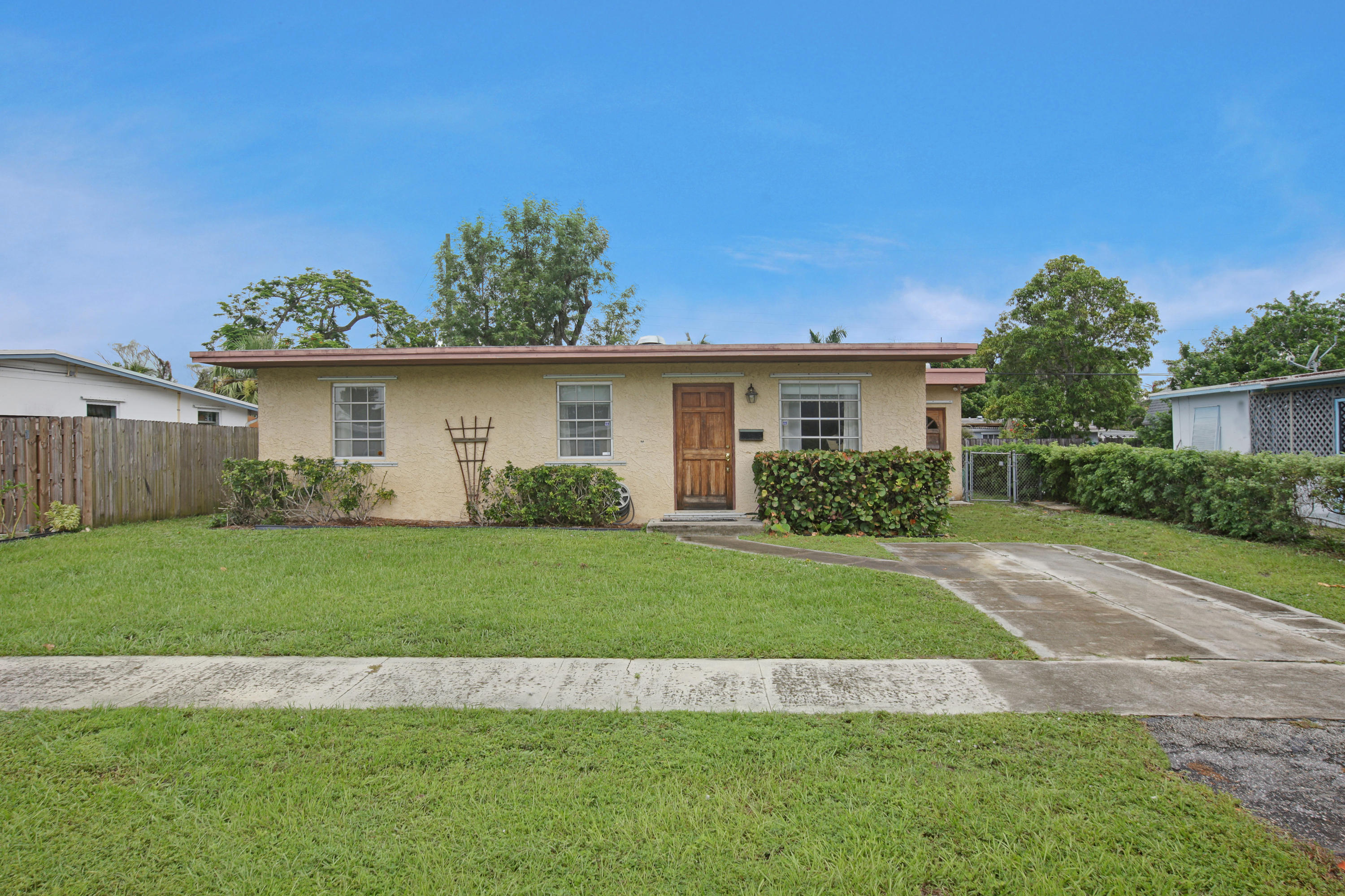 39 Tortuga Road Palm Springs, FL 33461 - Photo 1 of 18 Home Front