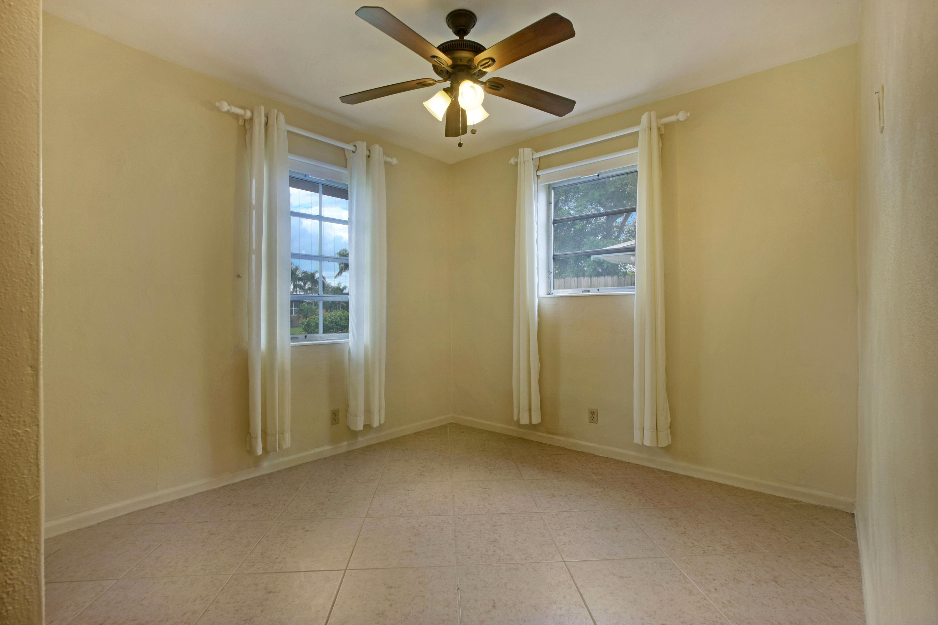 39 Tortuga Road Palm Springs, FL 33461 - Photo 9 of 18 011