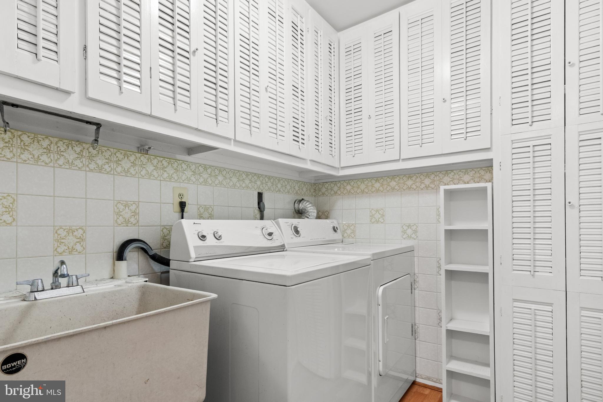 6915 Hadlow Drive Springfield, VA 22152 - Photo 13 of 43 Laundry room on main level, lots of storage!