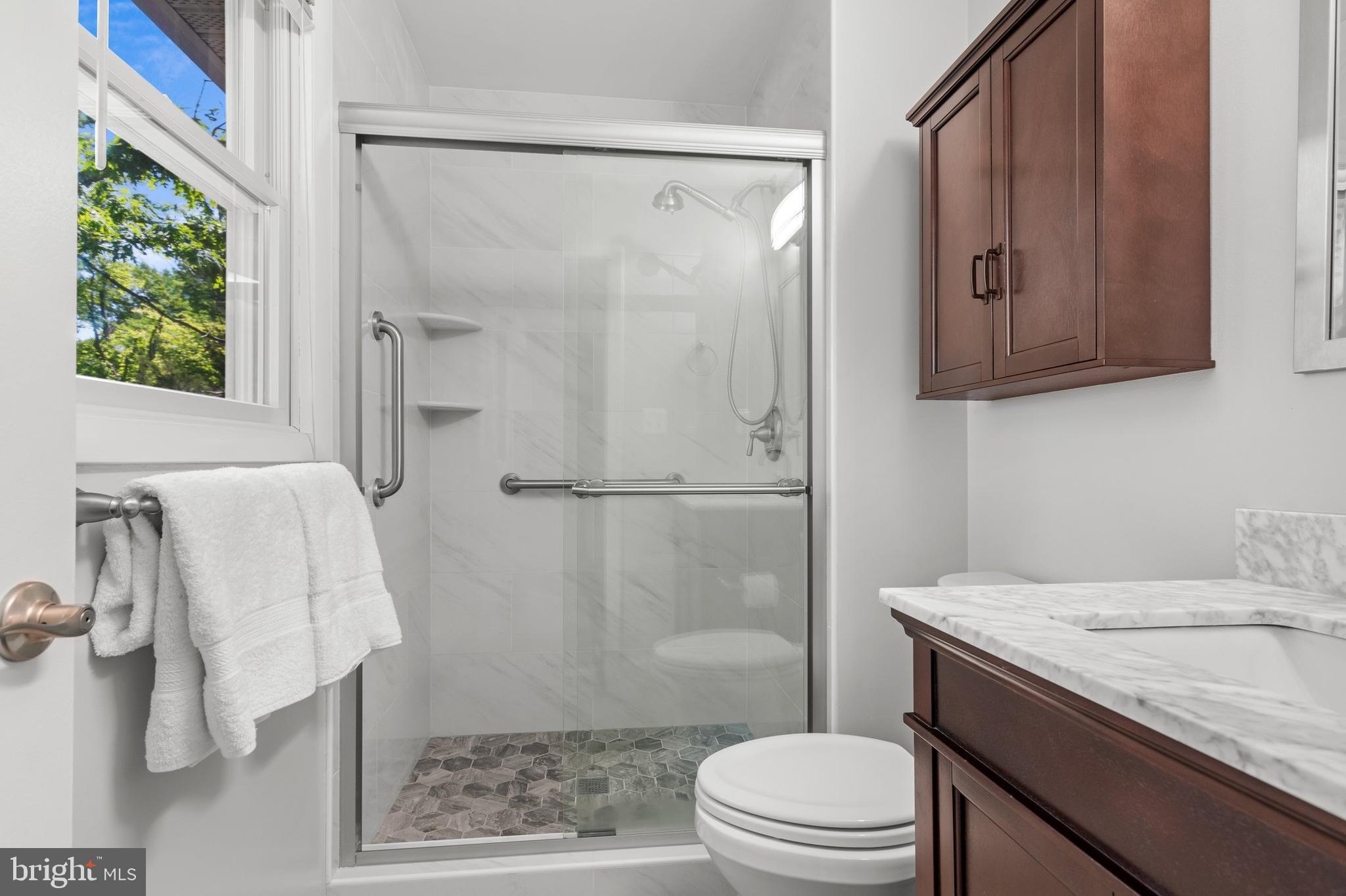 6915 Hadlow Drive Springfield, VA 22152 - Photo 19 of 43 Primary Bath