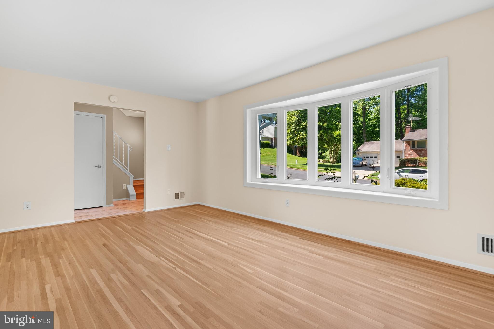 6915 Hadlow Drive Springfield, VA 22152 - Photo 5 of 43 Loads of natural light