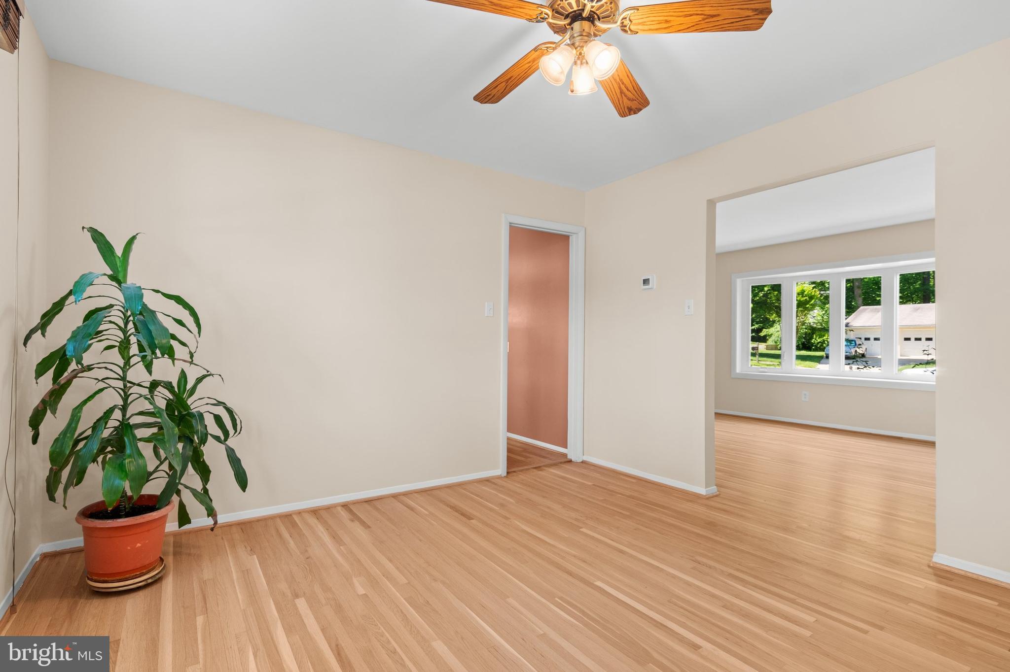 6915 Hadlow Drive Springfield, VA 22152 - Photo 8 of 43 Dining room w/door to kitchen