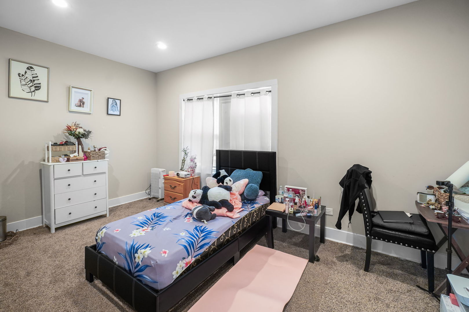 1906 South 60th Court Cicero, IL 60804 - Photo 10 of 40 a living room with furniture