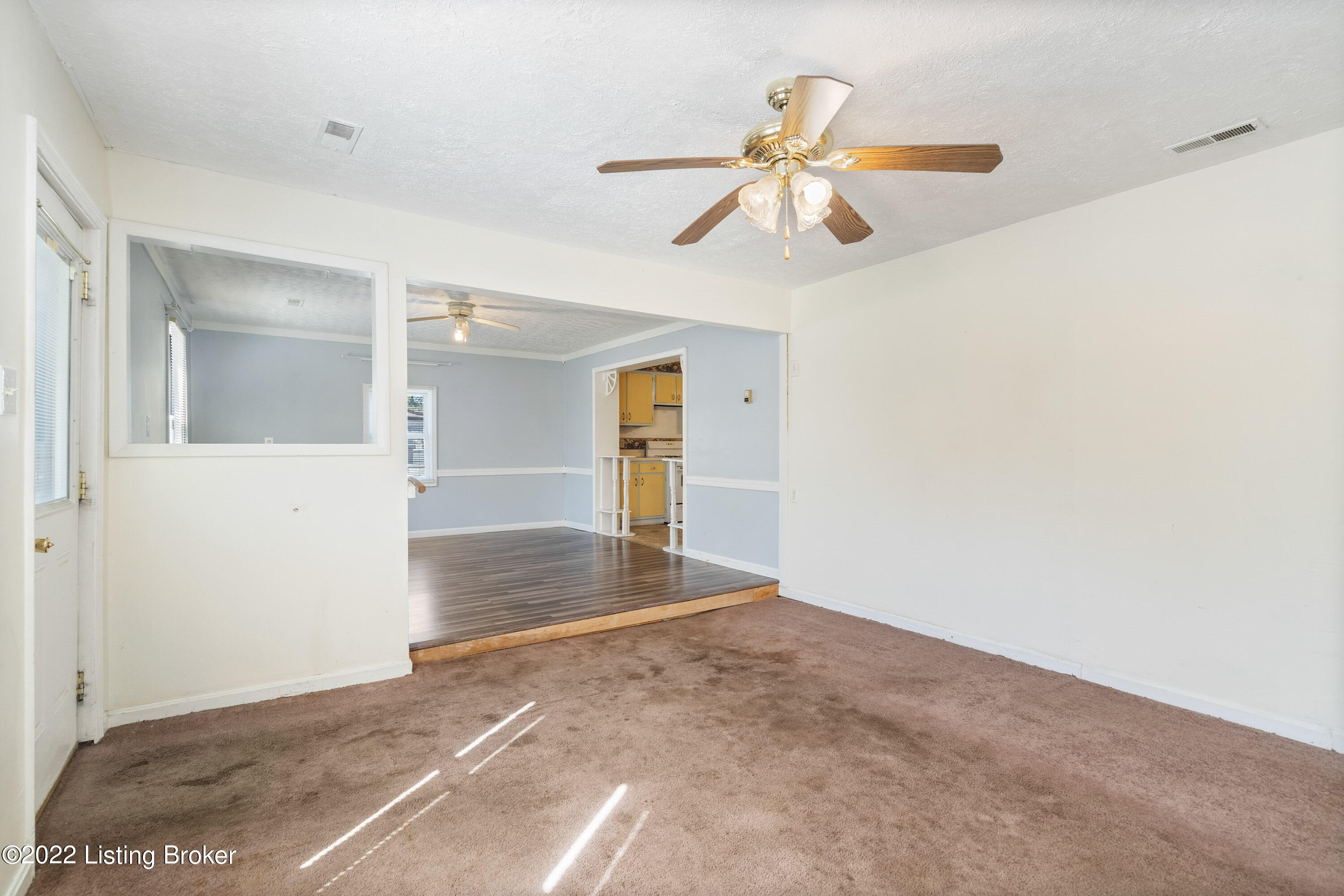 350 Raymond Road Shepherdsville, KY 40165 - Photo 5 of 41 Living room