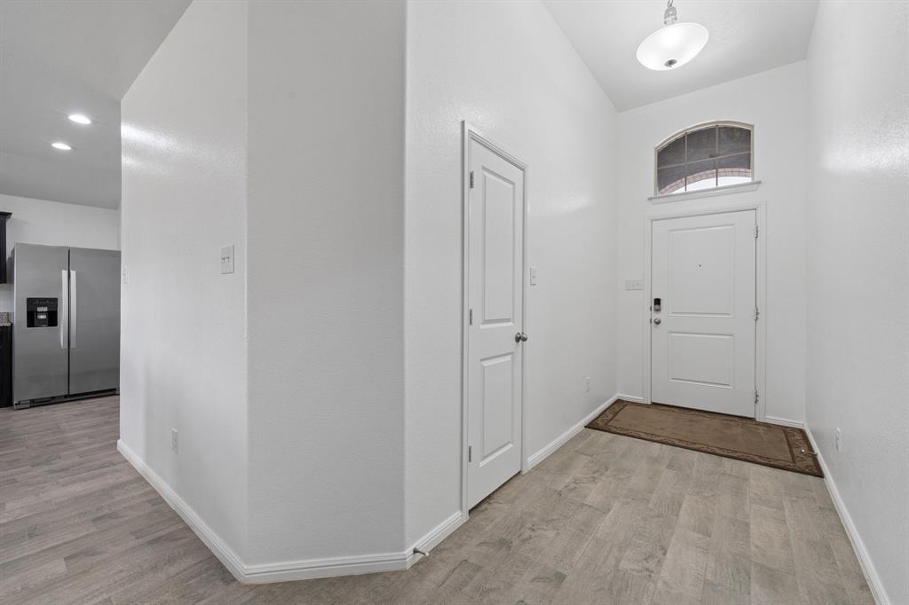 4600 Fringetree Way Crowley, TX 76036 - Photo 8 of 40 Foyer