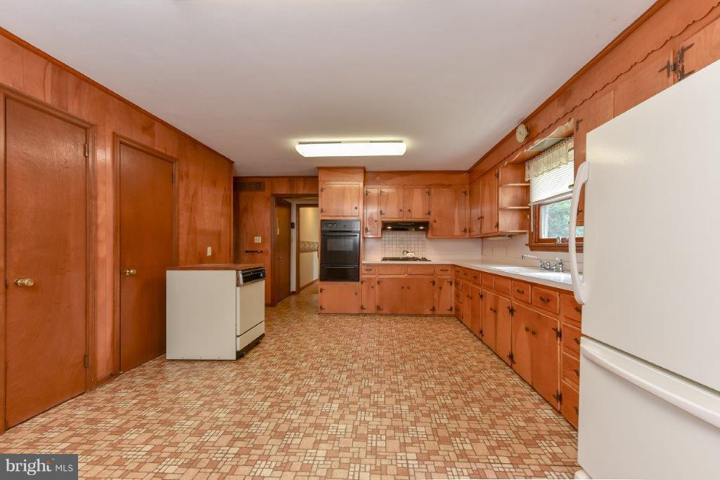 206 Friendship Road Elkton, MD 21921 - Photo 7 of 30 Huge Eat-in Kitchen with Large Pantry