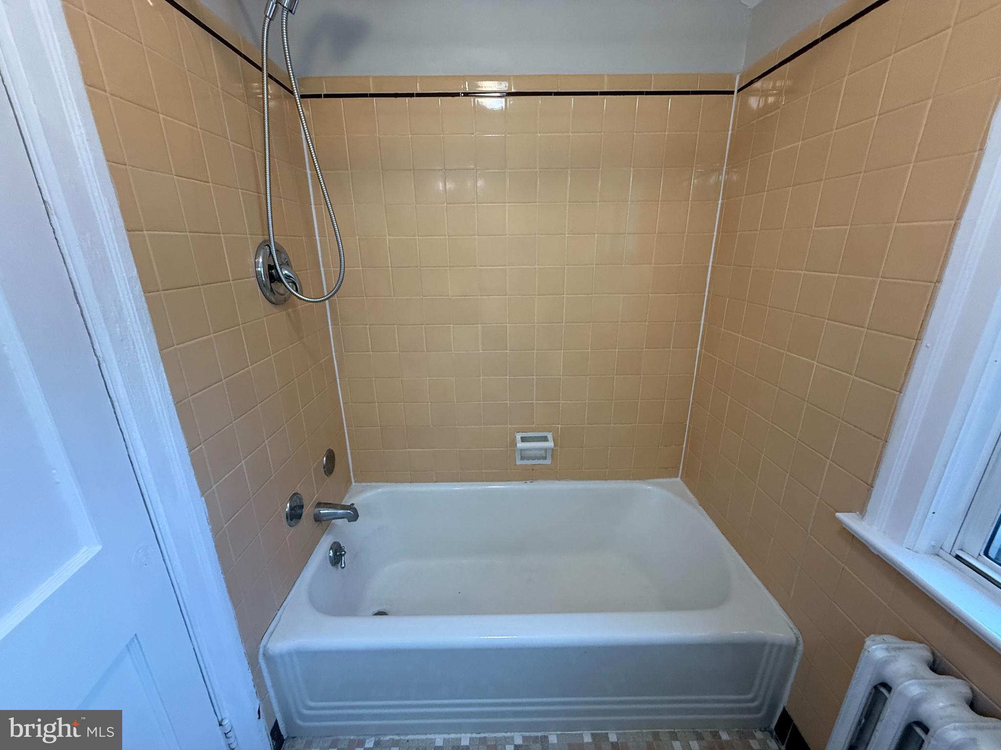 17 Wayne Road Bridgeton, NJ 08302 - Photo 36 of 49 a bathroom with a bath tub