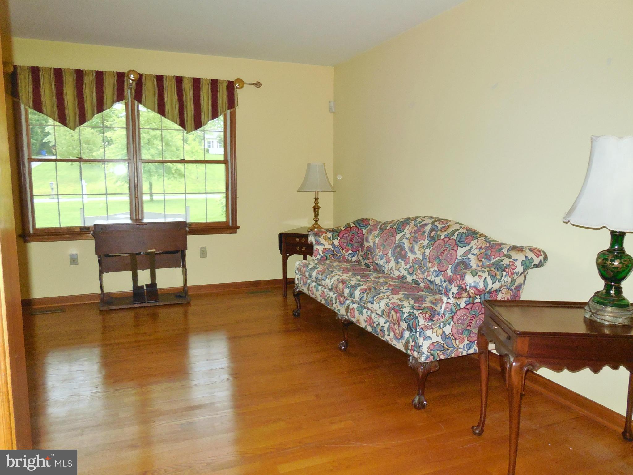 4103 Spring View Drive Jefferson, MD 21755 - Photo 5 of 30 Living Room