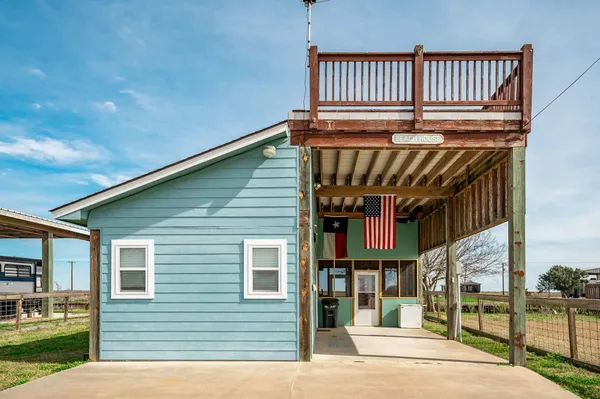a view of entryway with a front door