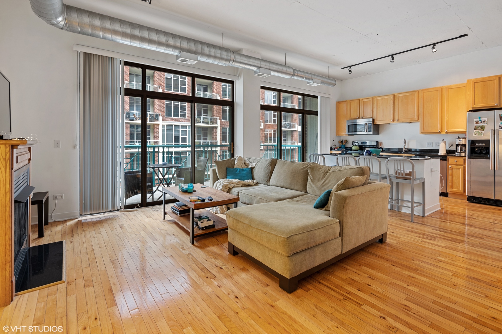 910 West Madison Street, Unit 603 Chicago, IL 60607 - Photo 2 of 15 a living room with furniture and a large window
