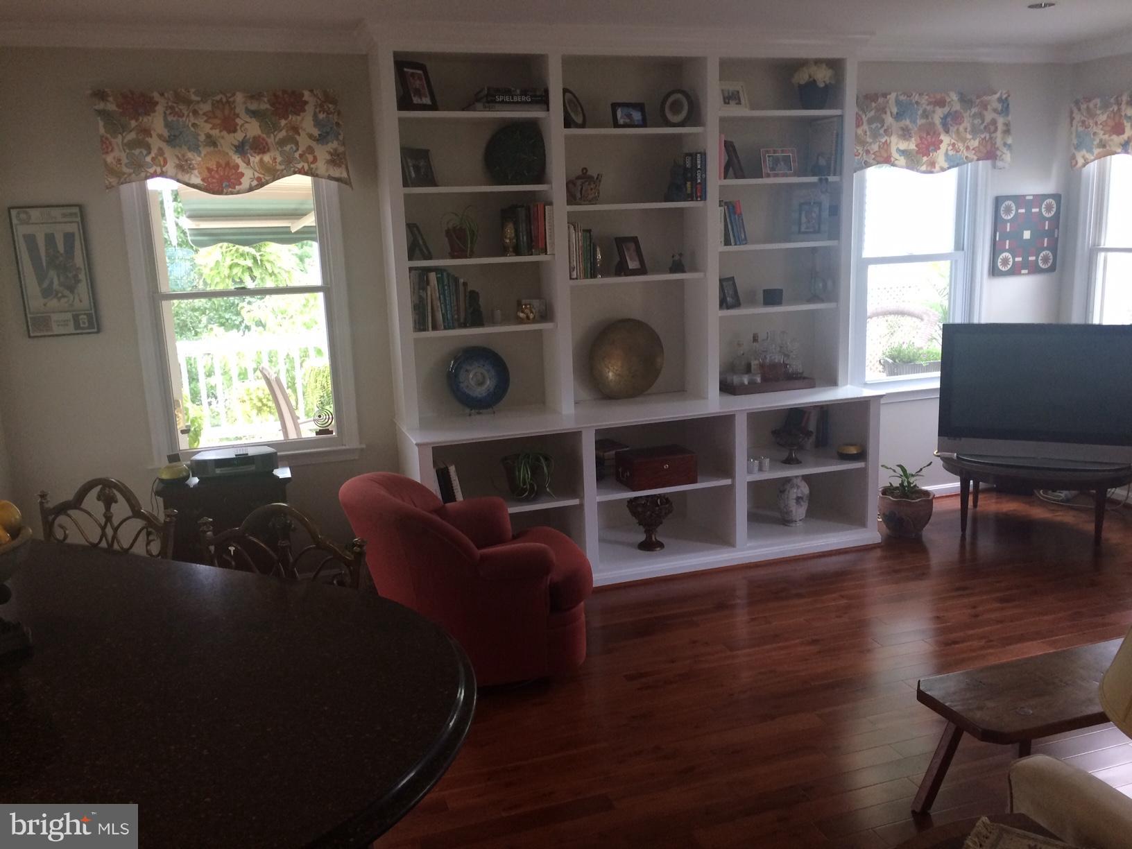 9531 Hallhurst Road Nottingham, MD 21236 - Photo 11 of 30 a living room with workspace