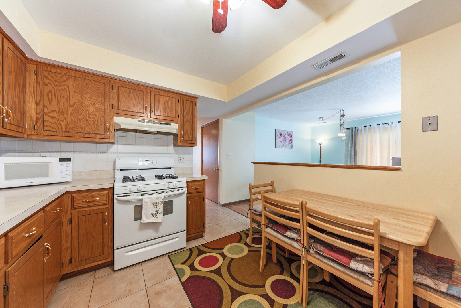 2291 Bicentennial Avenue, Unit 7 Crest Hill, IL 60403 - Photo 4 of 14 a kitchen with cabinets and appliances