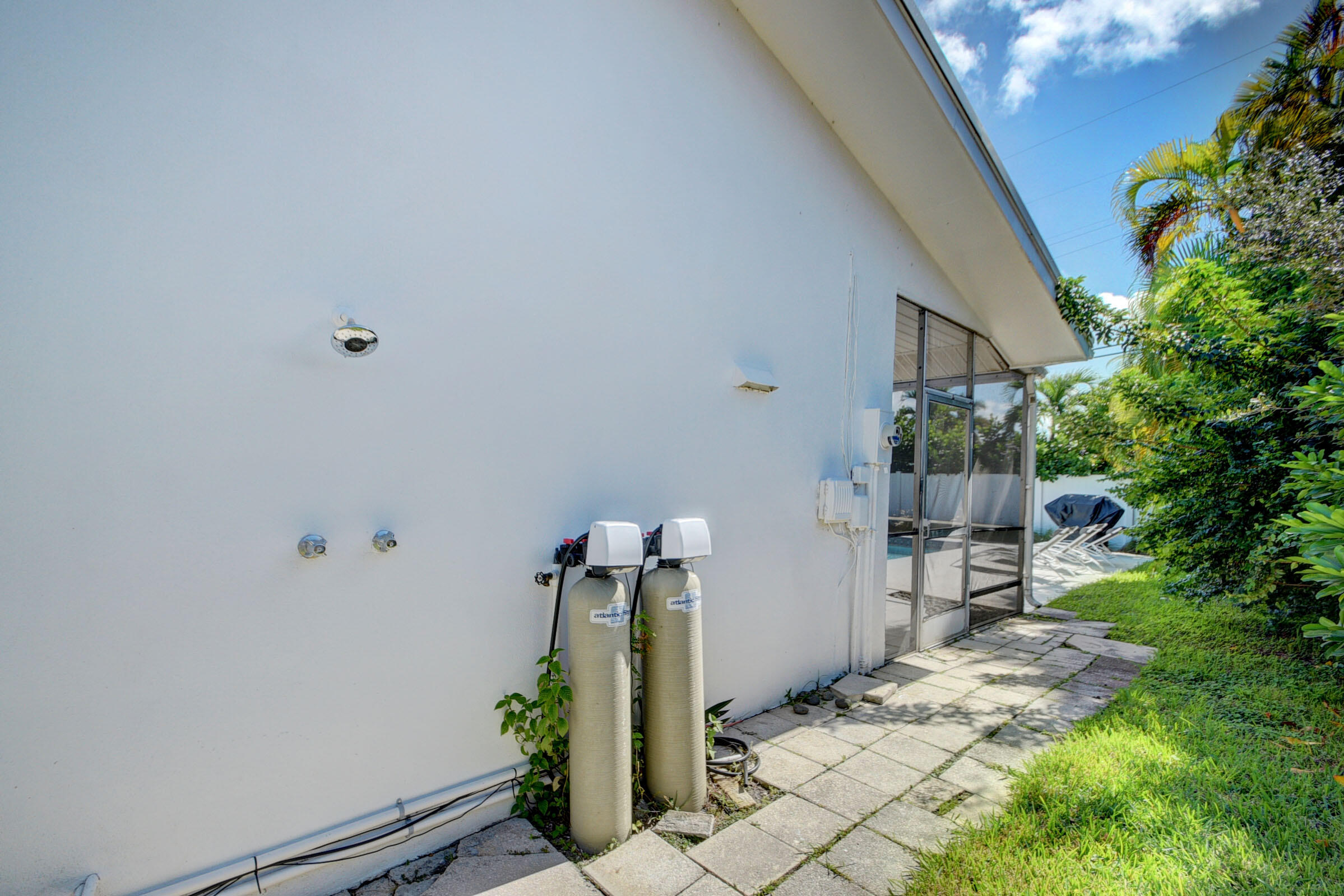 1171 Bimini Lane Singer Island, FL 33404 - Photo 35 of 61 a backyard of a house with seating space