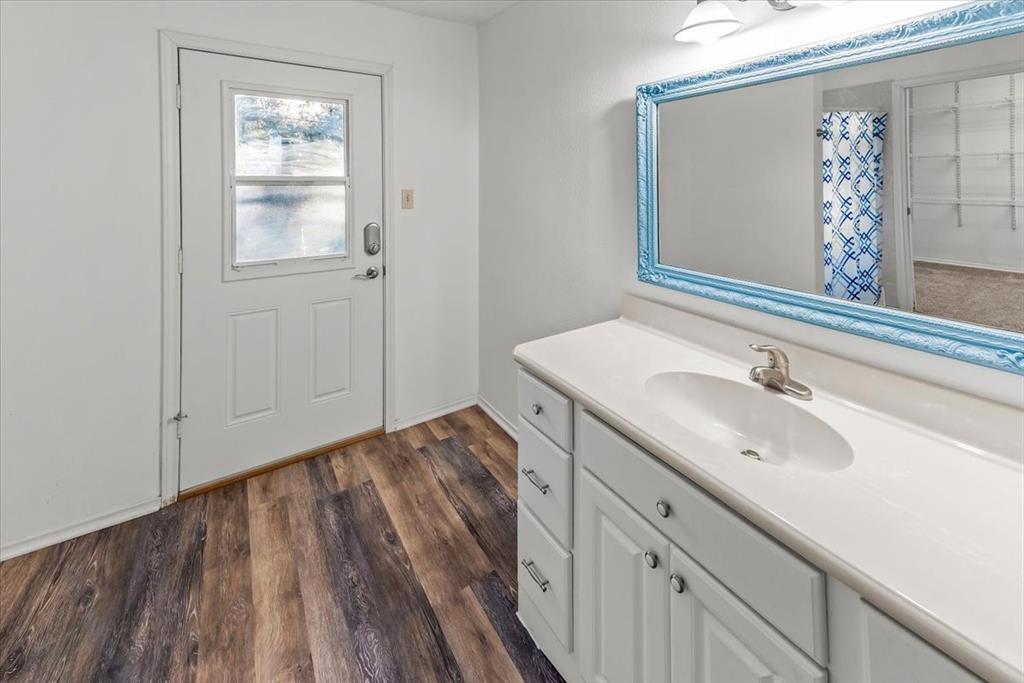 1812 Trinity Drive Waco, TX 76710 - Photo 5 of 24 a bathroom with a sink and a mirror
