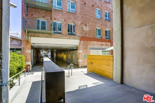 $3,350 | 527 Molino Street, Unit 310, Los Angeles, CA 90013