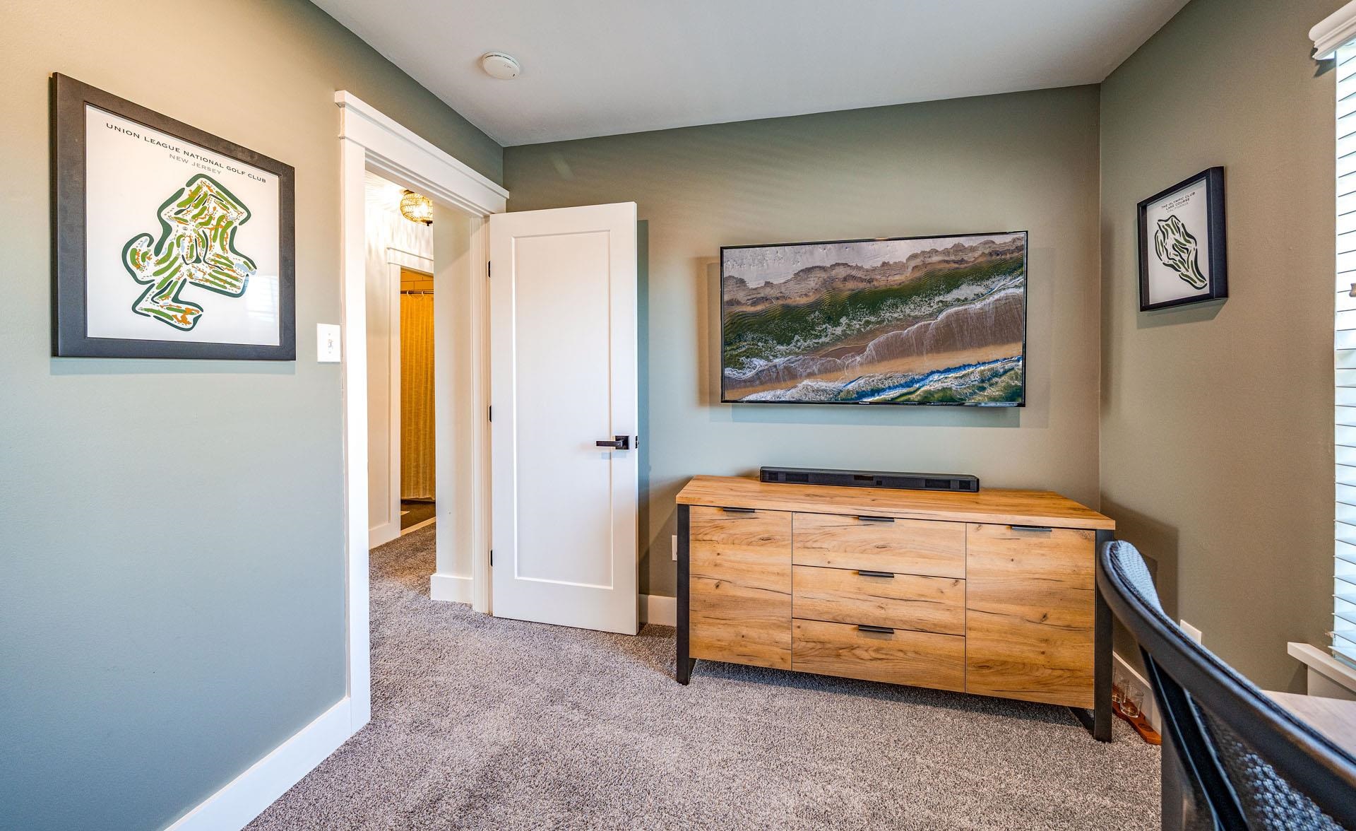 656 Stagecoach Road Marmora, NJ 08223 - Photo 17 of 45 a room with furniture and wall painting