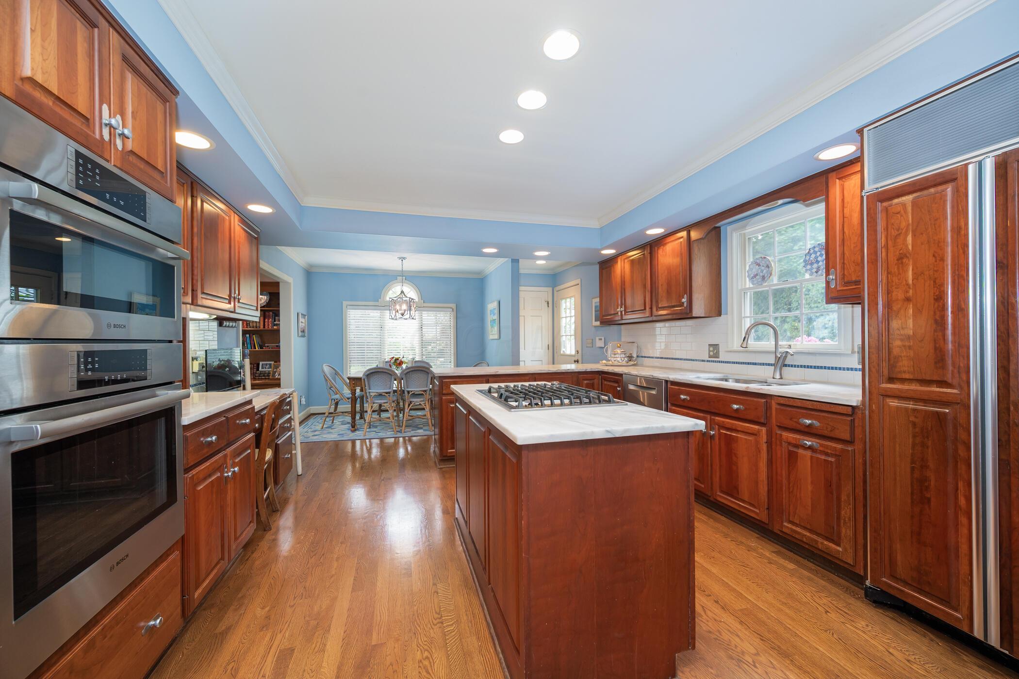 2035 Andover Road Columbus, OH 43212 - Photo 25 of 72 Large island kithen
