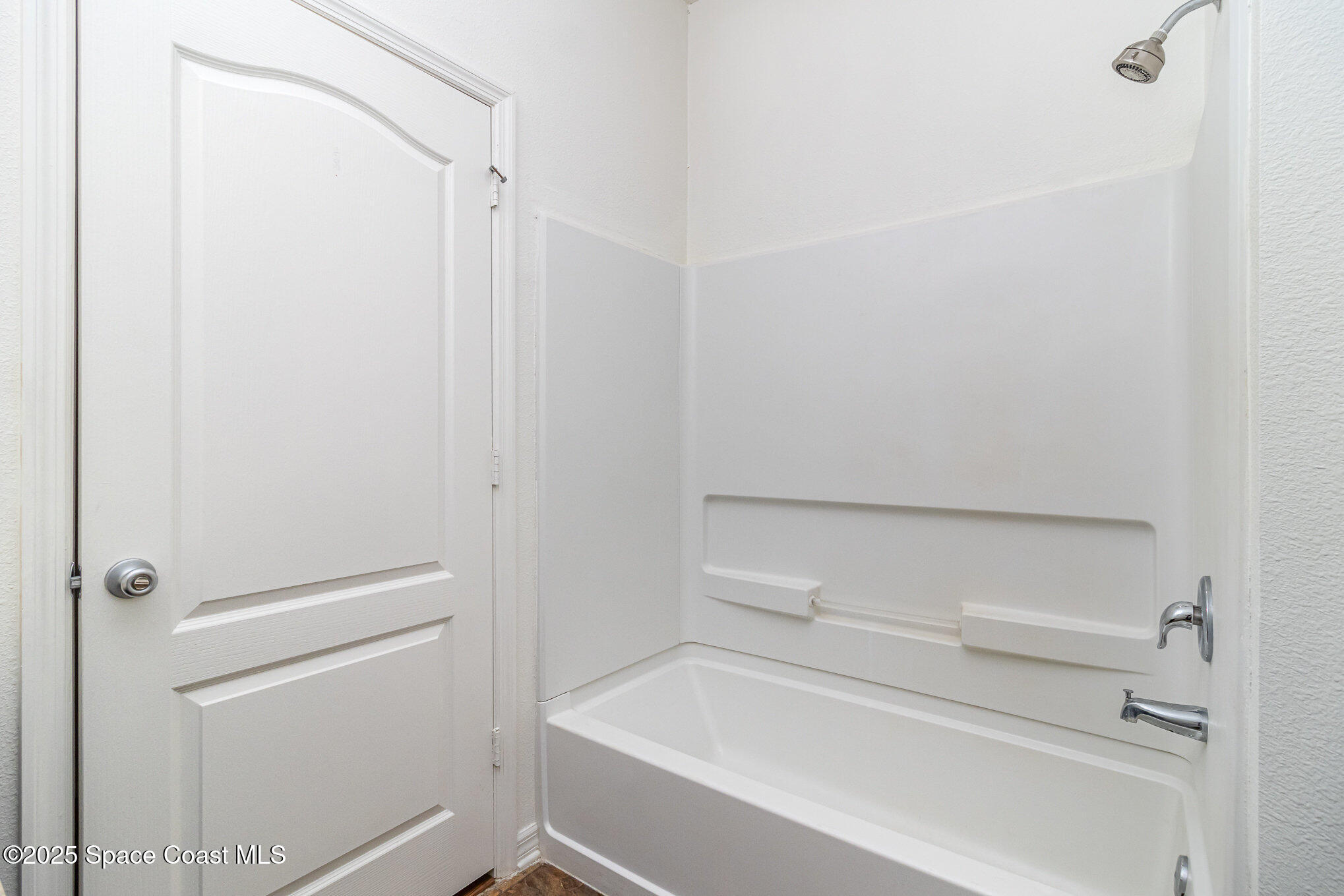 122 Port Royal Court Sebastian, FL 32958 - Photo 18 of 26 a bathroom with a bathtub