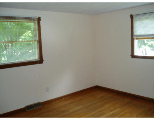 47 Zephyr Lane Springfield, MA 01128 - Photo 3 of 7 Gallery Image 3