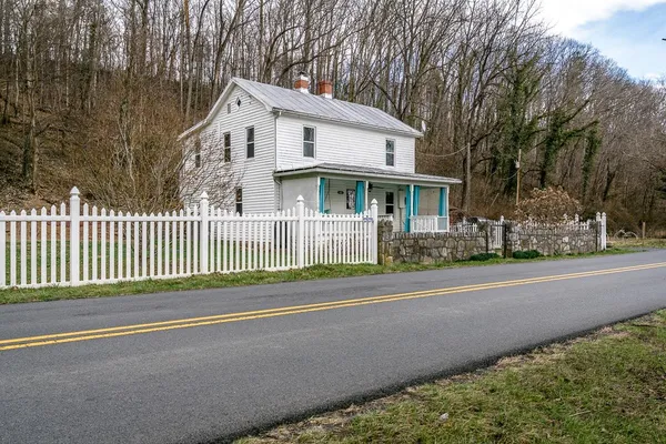 $300,000 | 408 Wolf Gap Road, Edinburg, VA 22824