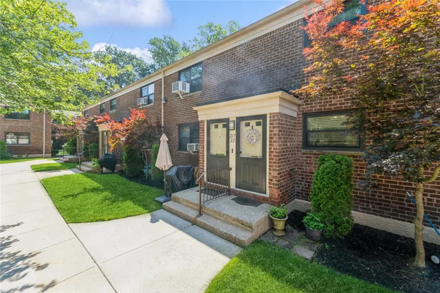 $349,999 | 217-22 73rd Avenue, Unit UPPR | Oakland Gardens