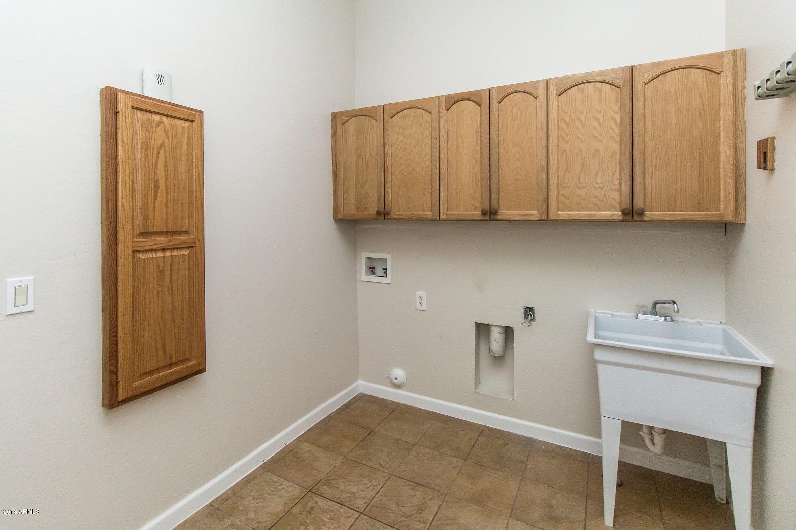 10747 West Harmon Road Eloy, AZ 85131 - Photo 19 of 38 Laundry Room