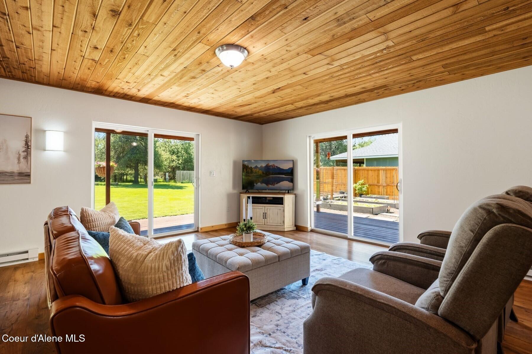 925 Lower Pack River Road Sandpoint, ID 83864 - Photo 11 of 48 Living room