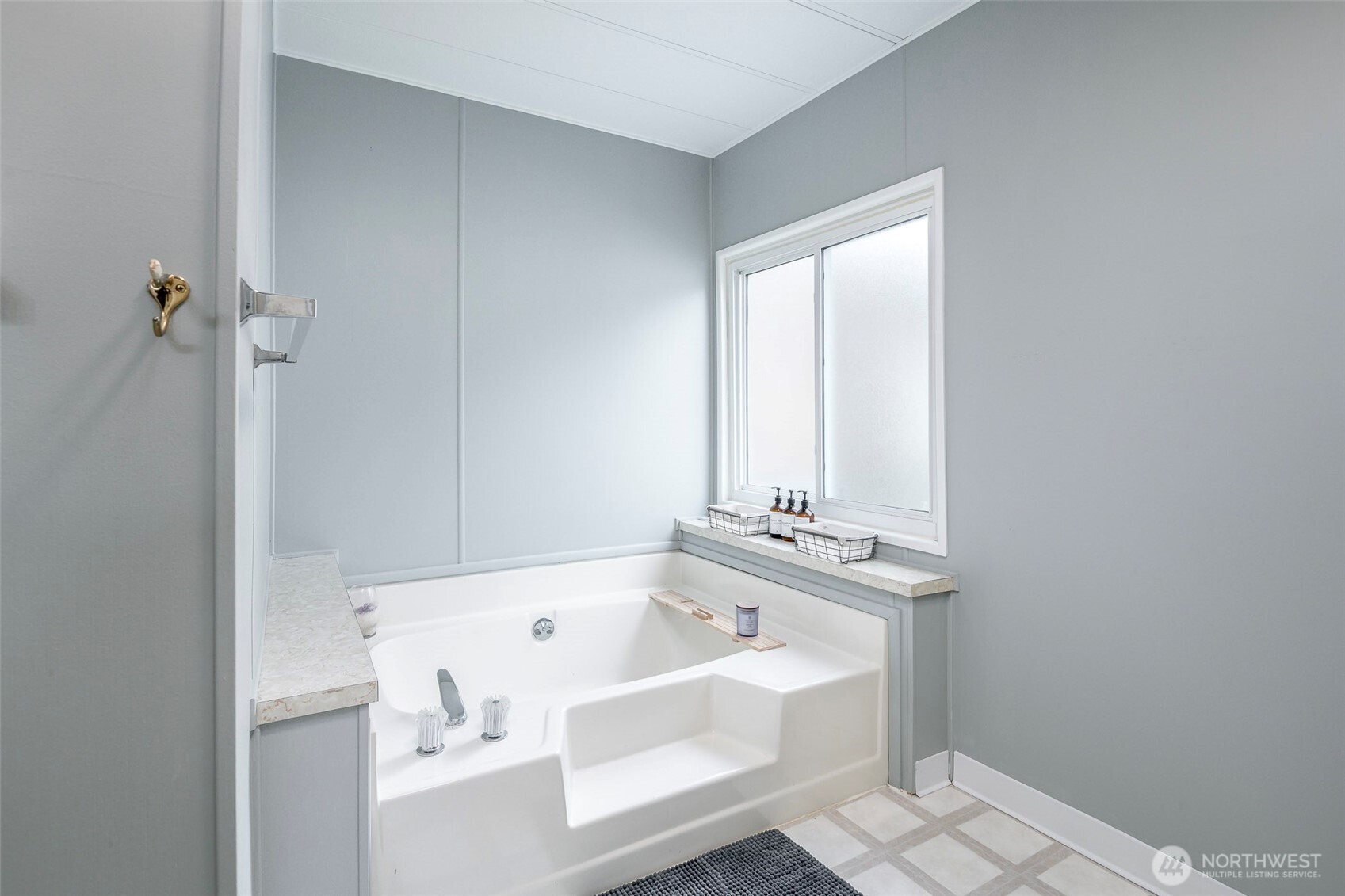 201 Union Avenue Southeast, Unit 157 Renton, WA 98059 - Photo 16 of 33 a bathroom with a tub sink and mirror