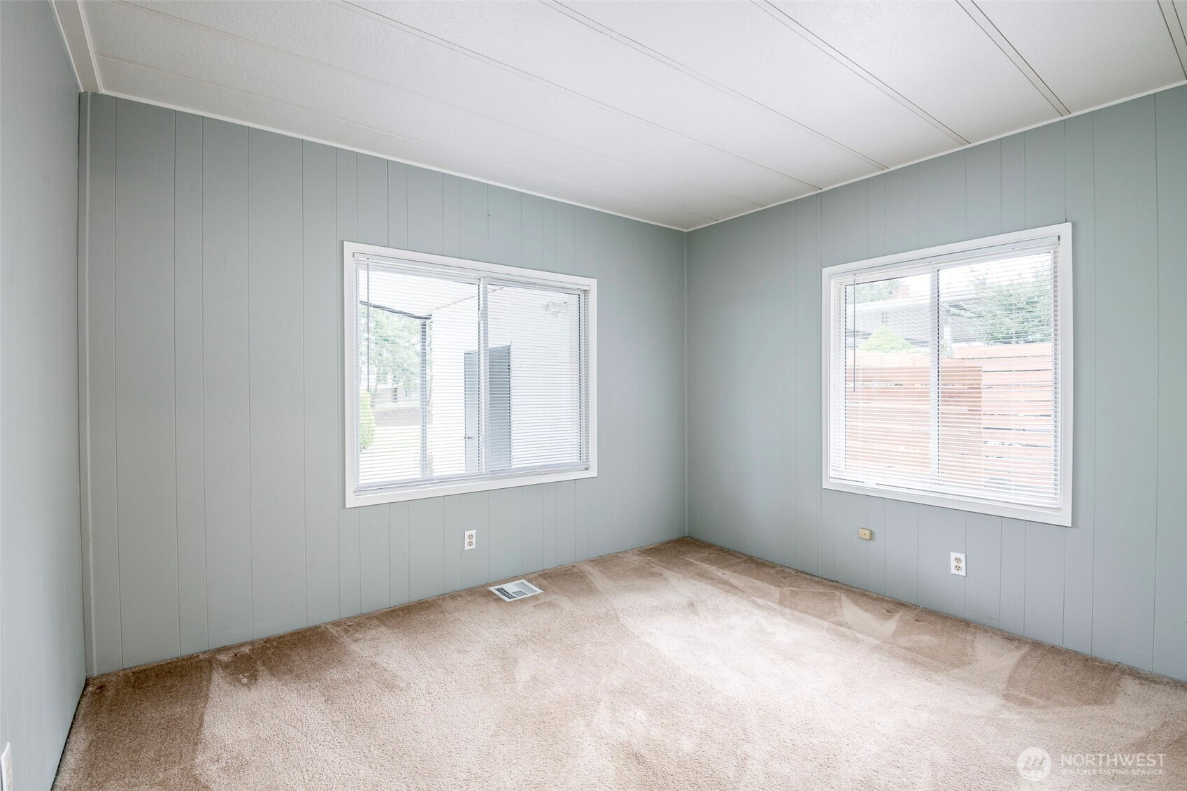 201 Union Avenue Southeast, Unit 157 Renton, WA 98059 - Photo 19 of 33 an empty room with a window