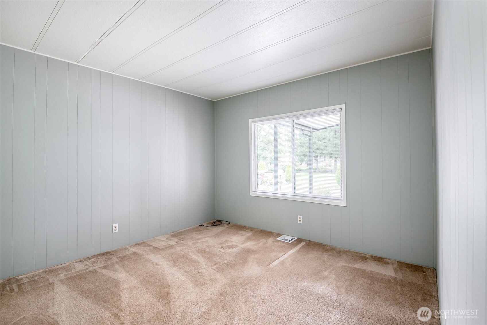 201 Union Avenue Southeast, Unit 157 Renton, WA 98059 - Photo 20 of 33 an empty room with a window