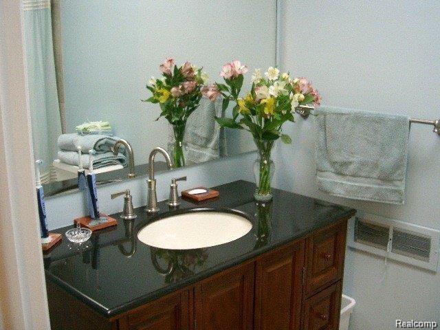 4043 West Maple Road, Unit 202 Bloomfield Hills, MI 48301 - Photo 2 of 15 maple bath.jpg
