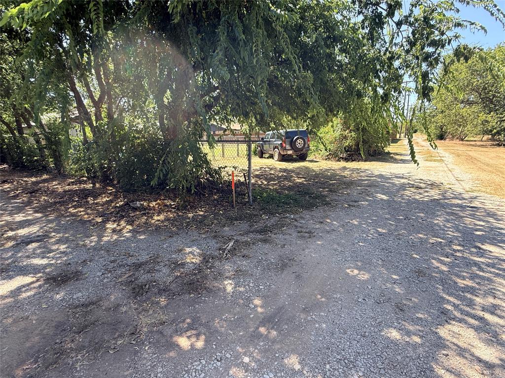 824 Indiana Street Graham, TX 76450 - Photo 12 of 16 Gravel driveway